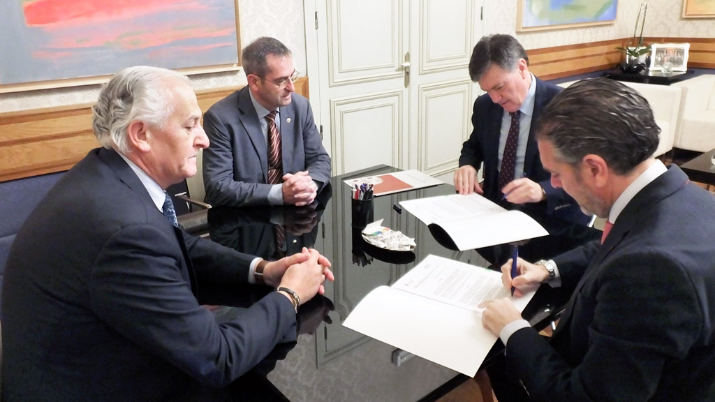 Francisco Vázquez y Andrés Ortega firman el convenio en presencia de Jaime Pérez y José Luis de Vicente. / E. A.