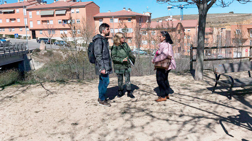 El candidato de Podemos a la Alcaldía de Segovia, Guillermo San Juan, durante su visita a un barrio. / El Adelantado