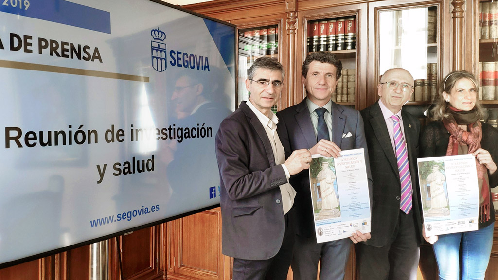 El concejal de Sanidad, Andrés Torquemada, el presidente de la Asociación, Javier Tejedor, y miembros de este colectivo. / E. A.