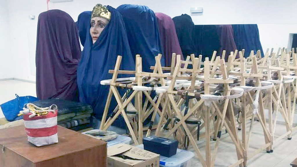 La Comparsa de Gigantes y Cabezudos de Buztintxuri (de Pamplona), preparada para viajar a Segovia. / E. A.