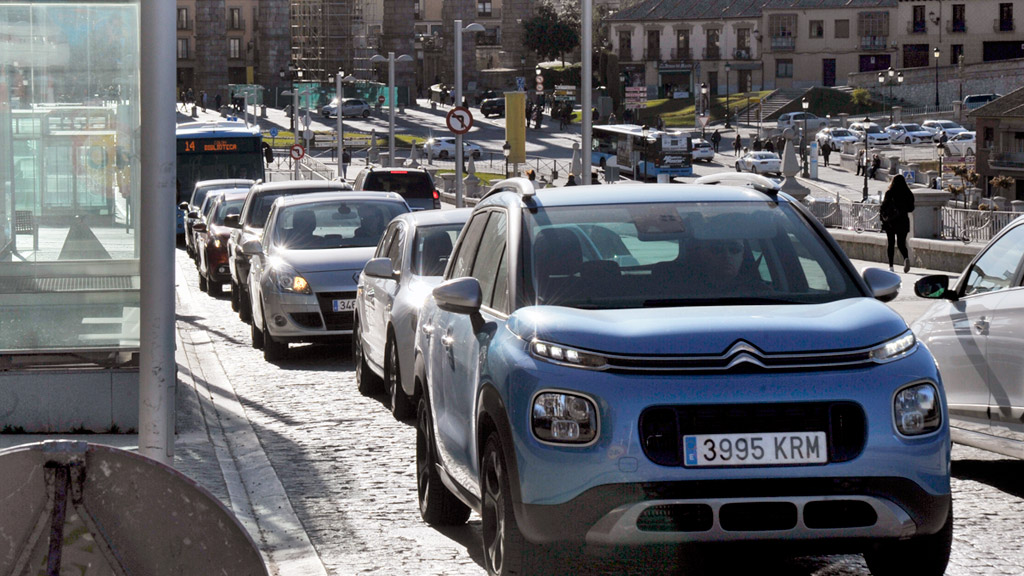Atasco en la avenida de Padre Claret, una de las zonas más conflictivas y en obras en este momento. / Kamarero