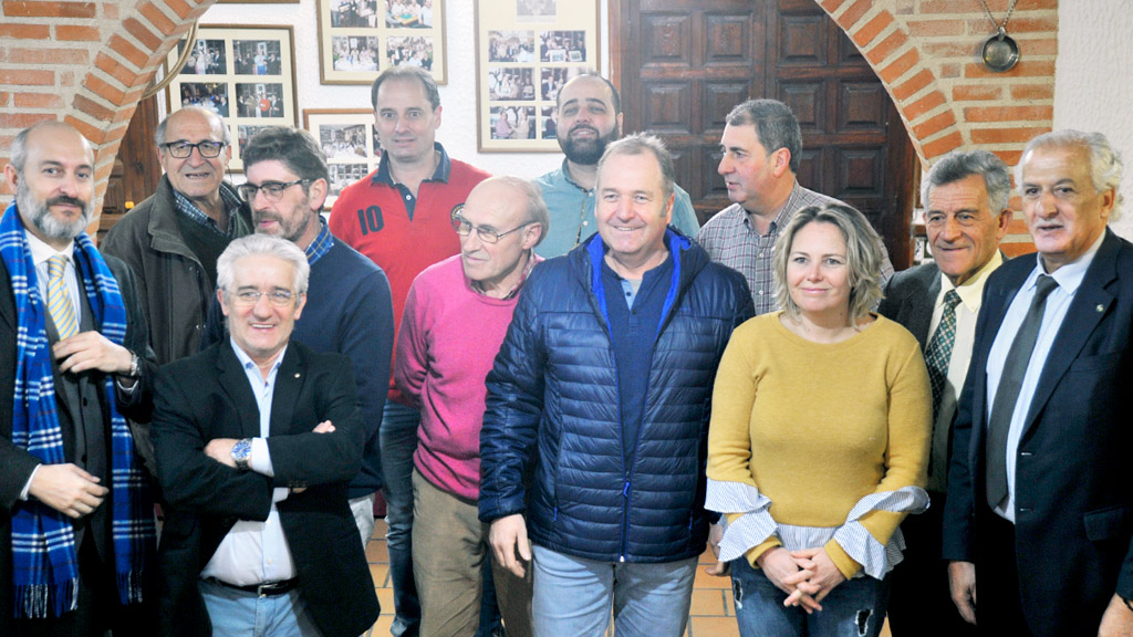 La presidenta de la ASEM, Silvia García, junto a los asociados e invitados a la celebración. / Kamarero