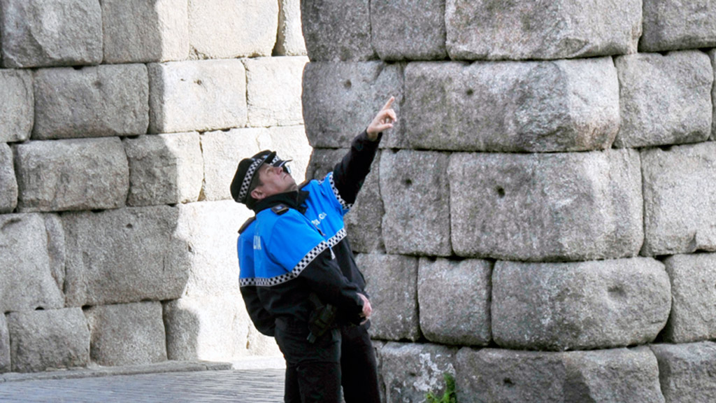 La Policía Local está supervisando el espacio donde se instalará el andamio. / Kamarero