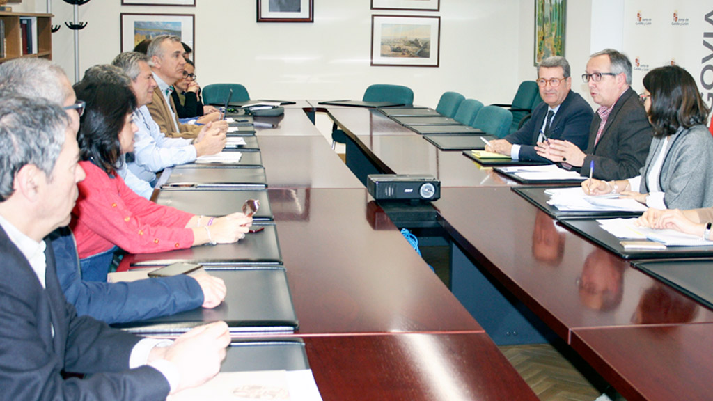 El delegado territorial, Javier López-Escobar, preside la sesión de constitución. / El Adelantado
