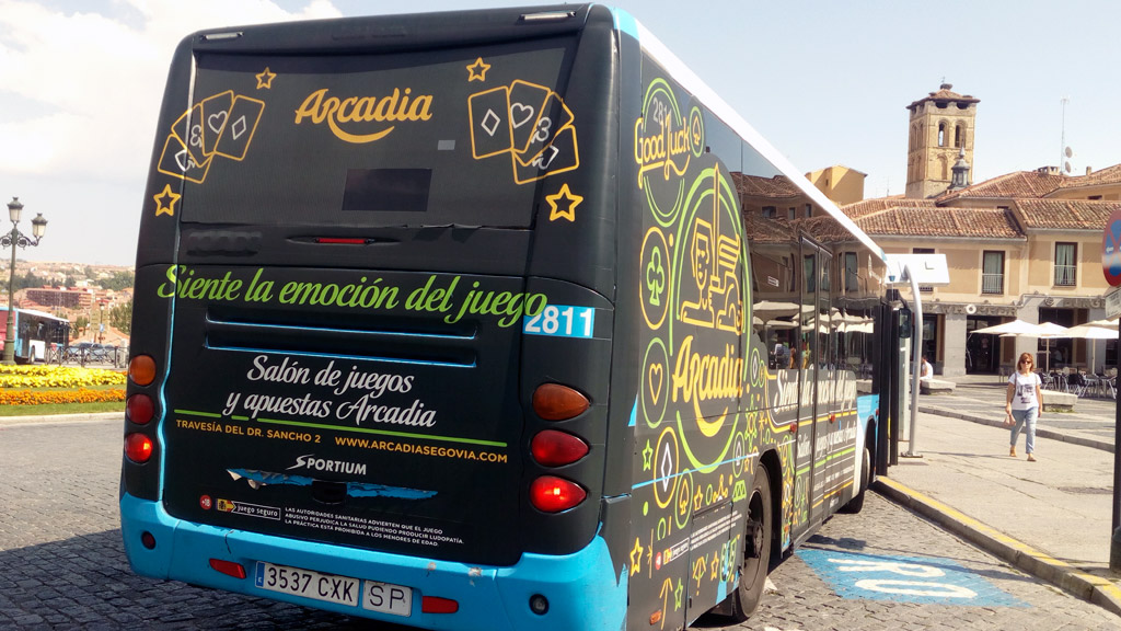 Autobús urbano con publicidad de un salón de juegos. / El Adelantado