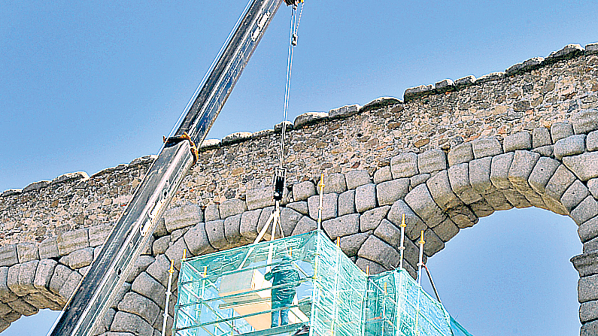 Imagen de la retirada de la escultura de la Virgen del Acueducto. / Kamarero