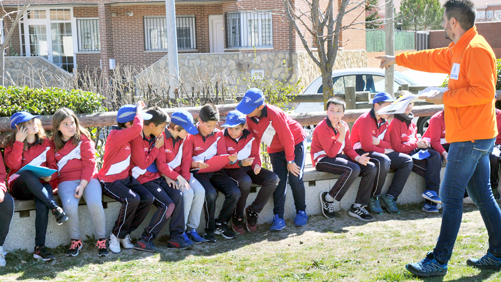 Los escolares participaron en un juego de pistas para conocer las características de los árboles que plantaron. / KAMARERO
