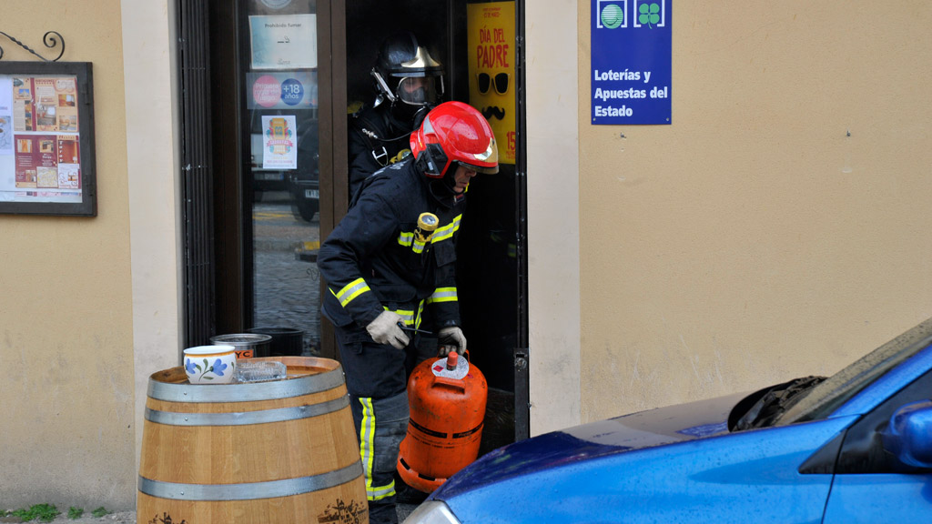 Los bomberos de Segovia, sacando una bombona de butano del bar. /KAMARERO