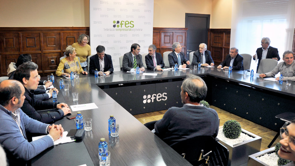 Los empresarios segovianos mantuvieron un encuentro con el candidato popular. / kamarero