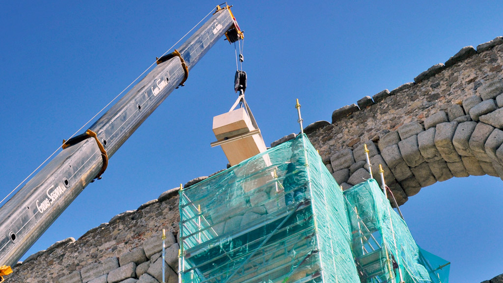 Bajar la talla de la Virgen del Acueducto desde una altura de 20 metors ha sido la operación más delicada y para ello ha sido necesario una grúa de gran tonelaje. / Kamarero
