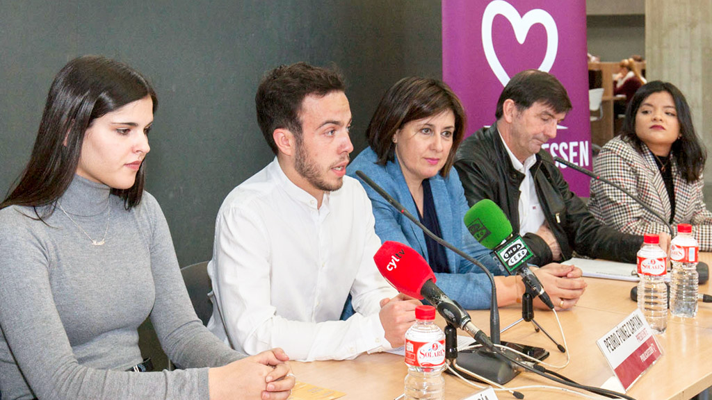 El vicerrector Agustín García Matilla y la decana Marta Laguna con los integrantes de la directiva de Publicatessen. / ALBERTO MORALA