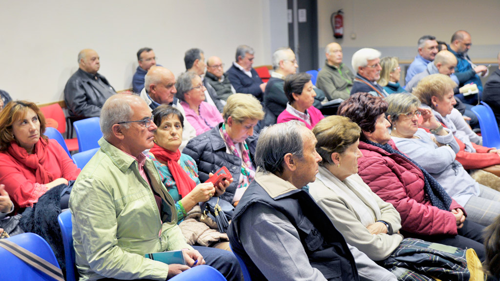 La asamblea celebrada en el Centro Cívico de San José registró una buena asistencia de ciudadanos, representantes del movimiento vecinal y de los cinco grupos políticos del Ayuntamiento. / Kamarero