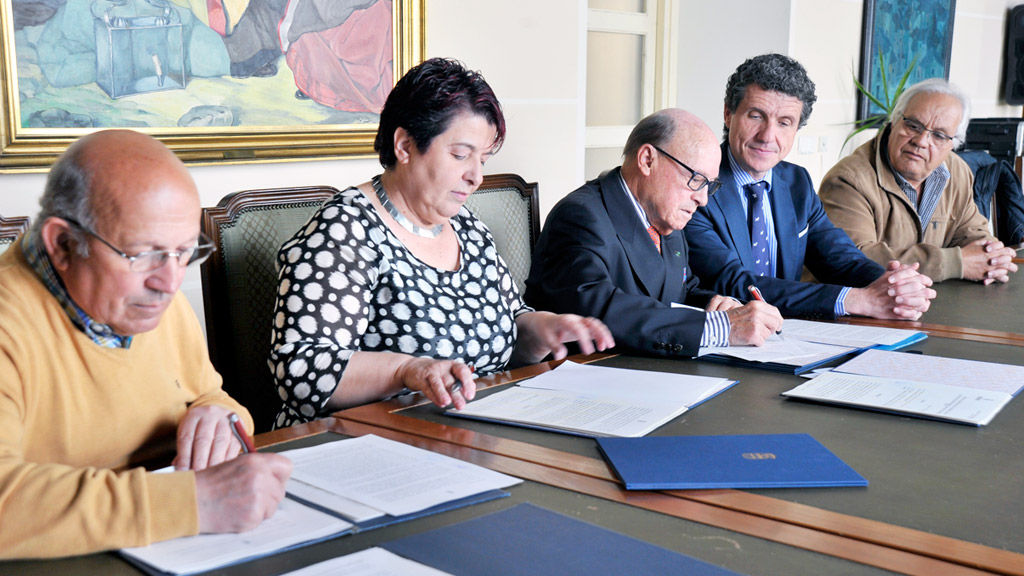 La alcaldesa y el concejal de Participación Ciudadana, junto a los representantes de las entidades vecinales. / Kamarero