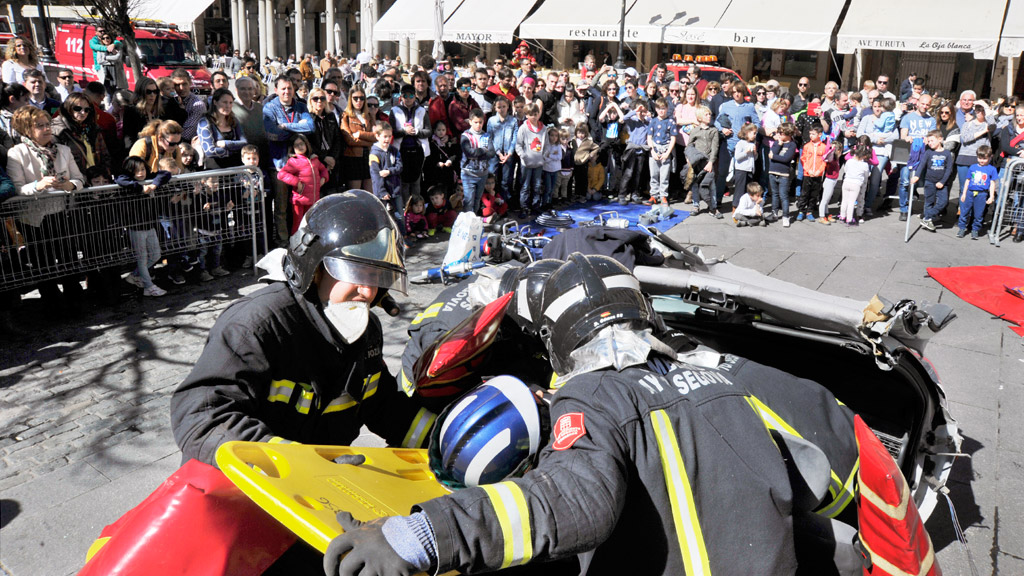 Los bomberos durante la demostración que han hecho del rescate de un herido de un vehículo accidentado. / Kamarero