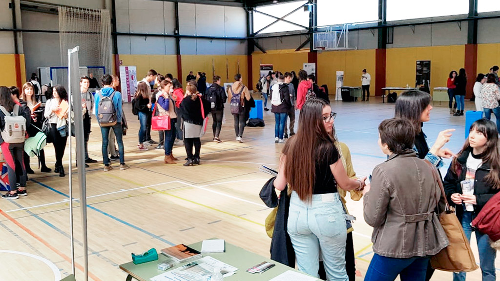 El Campus María Zambrano ha participado en la Feria de orientación universitaria celebrada en el IES Diego Velázquez de Torrelodones. / E. A.