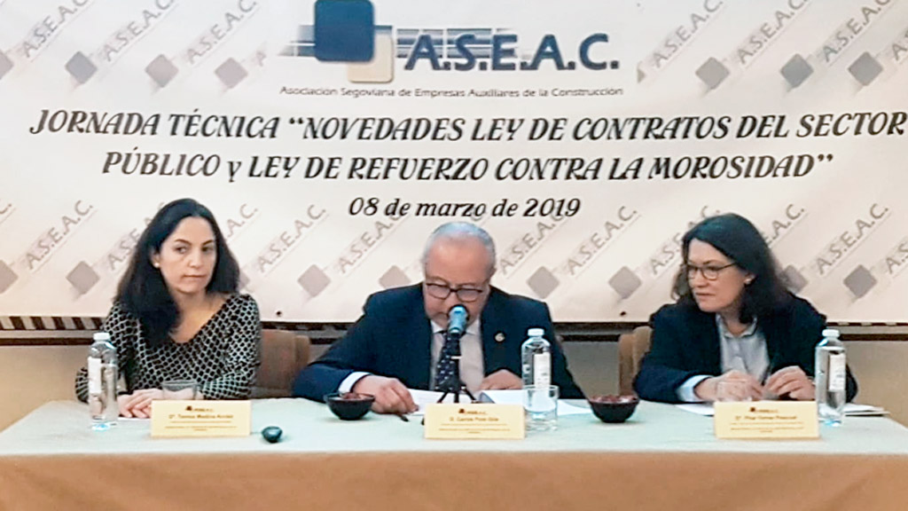 El presidente de ASEAC, Carlos Polo, en el centro, en la clausura de la jornada.