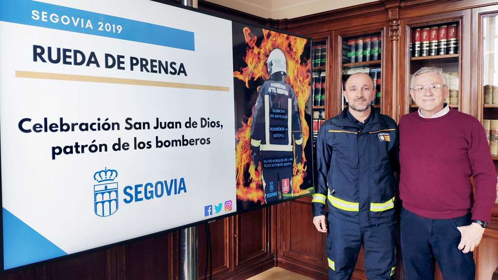 El jefe de bomberos, José Luis del Pozo, y el concejal Ramón Muñoz-Torrero, antes de la presentación de la jornada. / E. A.