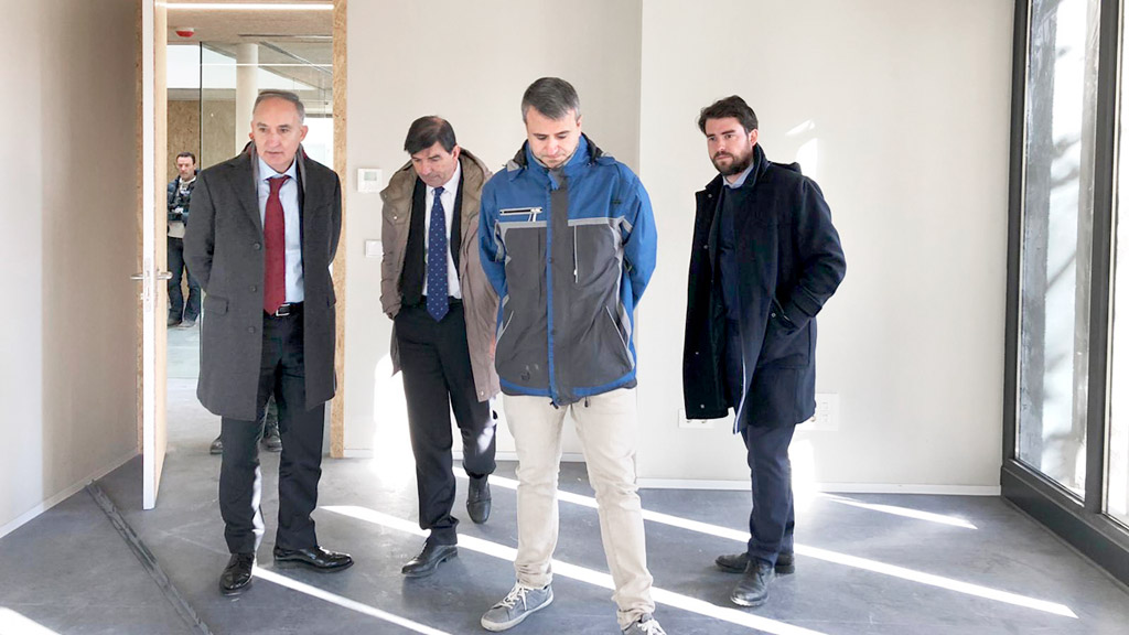 El rector de la Universidad de Valladolid, Antonio Largo Cabrerizo (izda), visitó las obras el pasado mes de enero. / E. A.