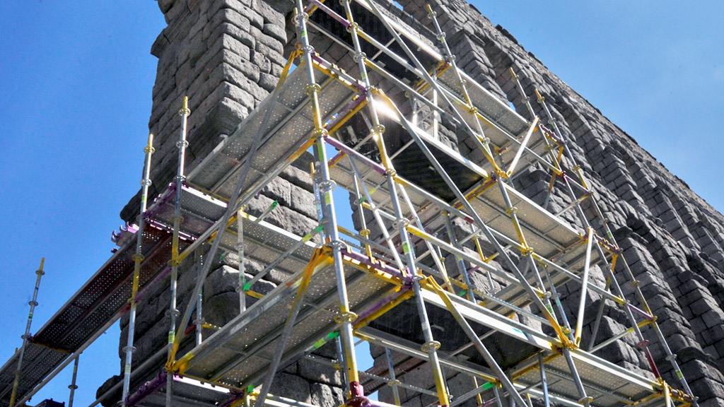 El andamio comenzó a instalarse ayer por la mañana a ambos lados del monumento romano. / Kamarero