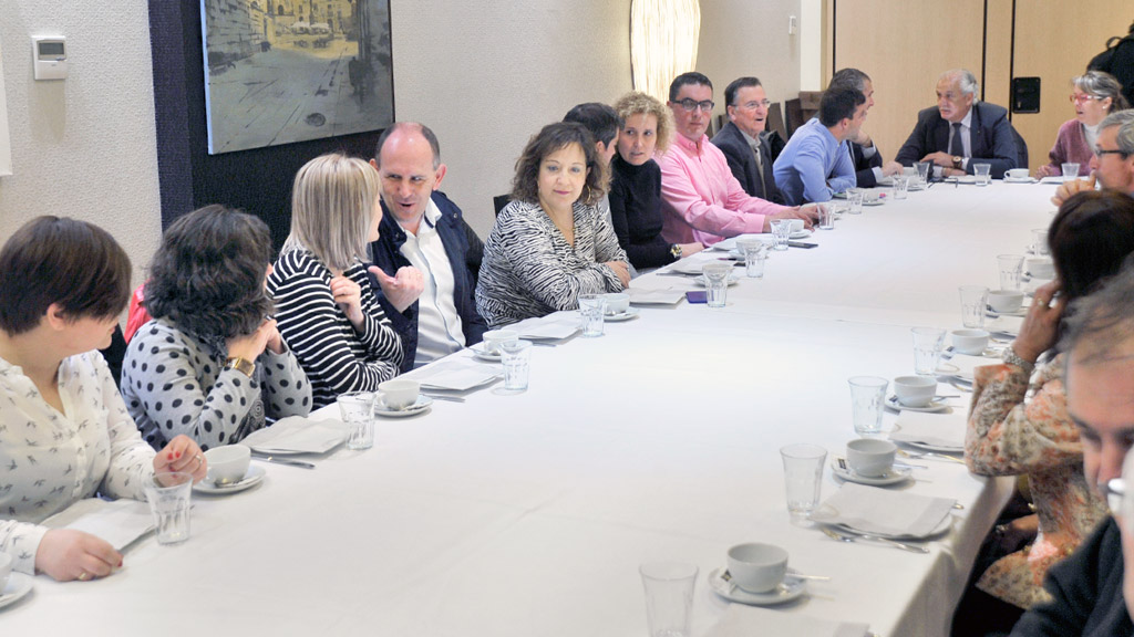 Iratxe García, junto al secretario provincial del PSOE, José Luis Aceves, en el desayuno informativo. / Kamarero