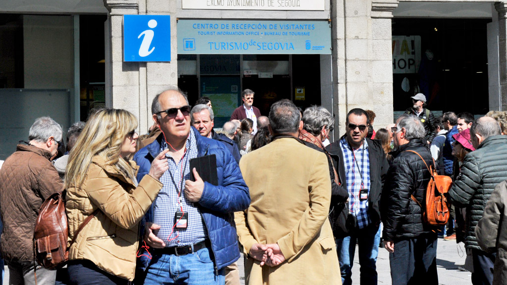 Turistas en Segovia frente al Centro de Recepción de Visitantes de la plaza del Azoguejo. / Kamarero
