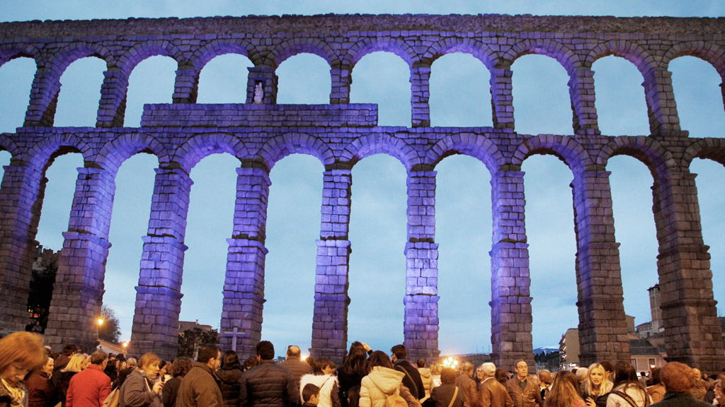 El Acueducto volverá a iluminarse de azul el próximo domingo 31 de marzo para dar visibilidad a las personas con Trastornos del Espectro del Autismo/ NEREA LLORENTE