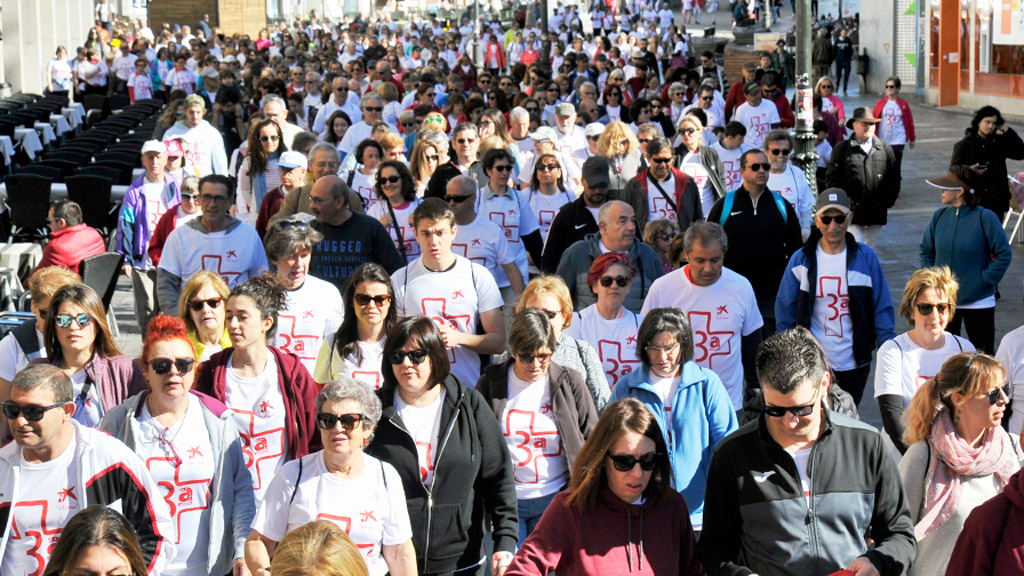 Más de 700 segovianos disfrutaron ayer de un agradable paseo de unos seis kilómetros por el ‘cinturón verde’ de la ciudad en favor de Cruz Roja Segovia. Las camisetas blancas poblaron el centro de la ciudad durante toda la mañana.