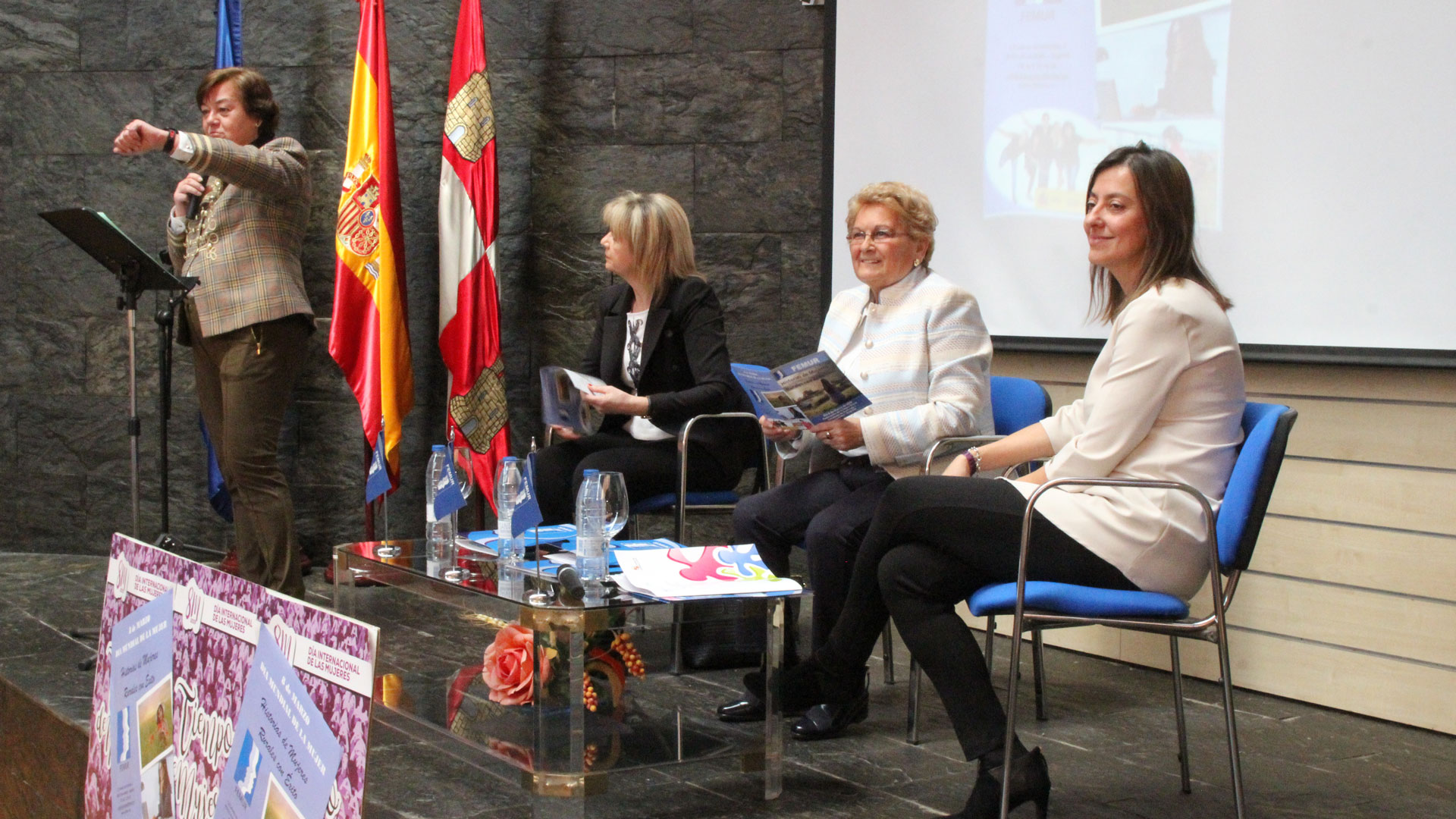 Primeros instantes d ela jornada 8M en FEMUR, con la presidenta y la directora de la Mujer de la Junta./c. núñez