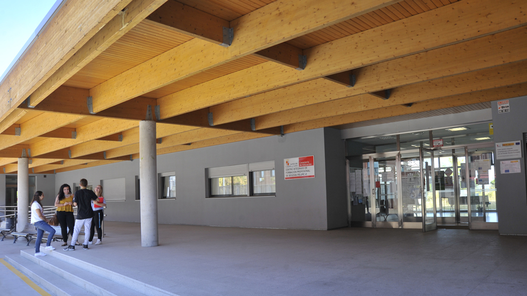 Acceso al Centro Integrado de Formación Profesional, situado en el barrio de Nueva Segovia. / KAMARERO