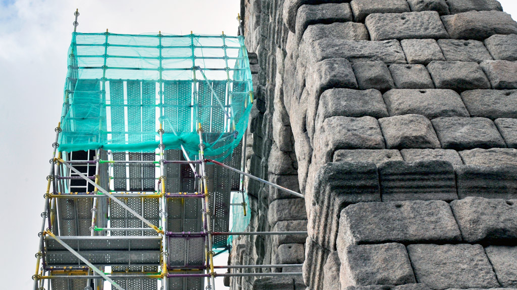 Imagen de los andamios instalados en el Acueducto para retirar la imagen de la Virgen. / Kamarero