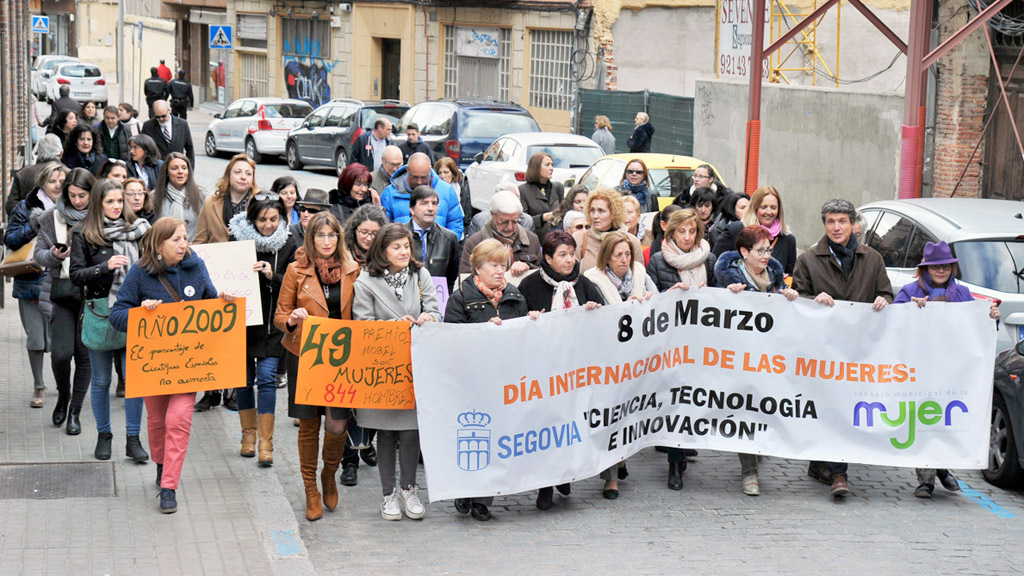 Marcha organizada ayer por el Consejo de la Mujer de Segovia, encabezada por alcaldesa. / kamarero