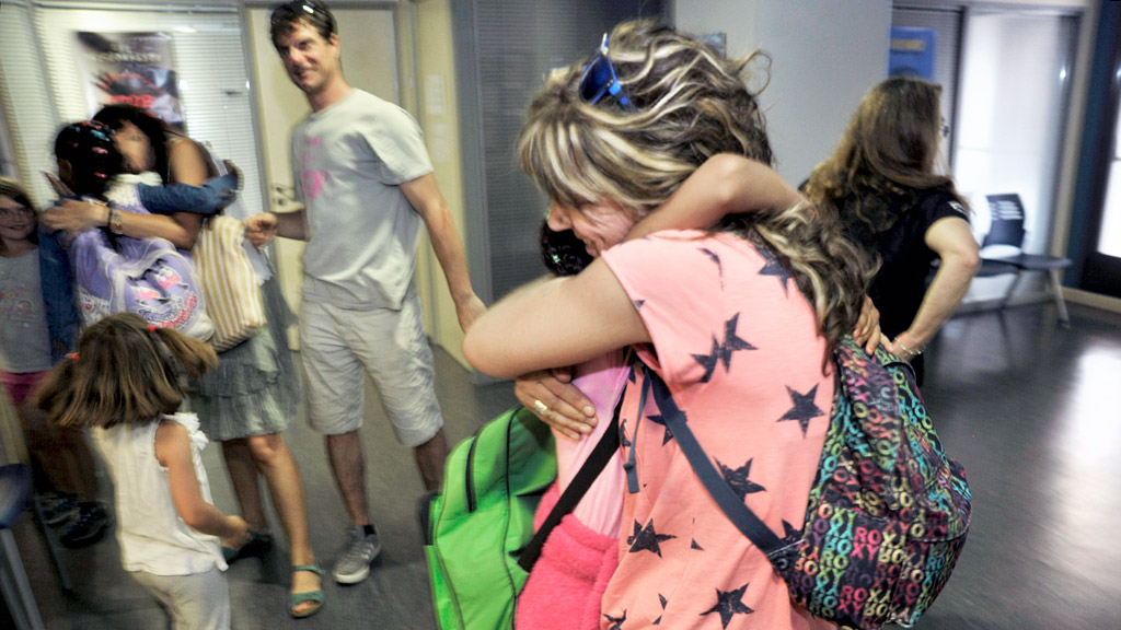 El encuentro de los niños y sus familiares de acogida es uno de los momentos más emotivos del verano de convivencia. / KAMARERO