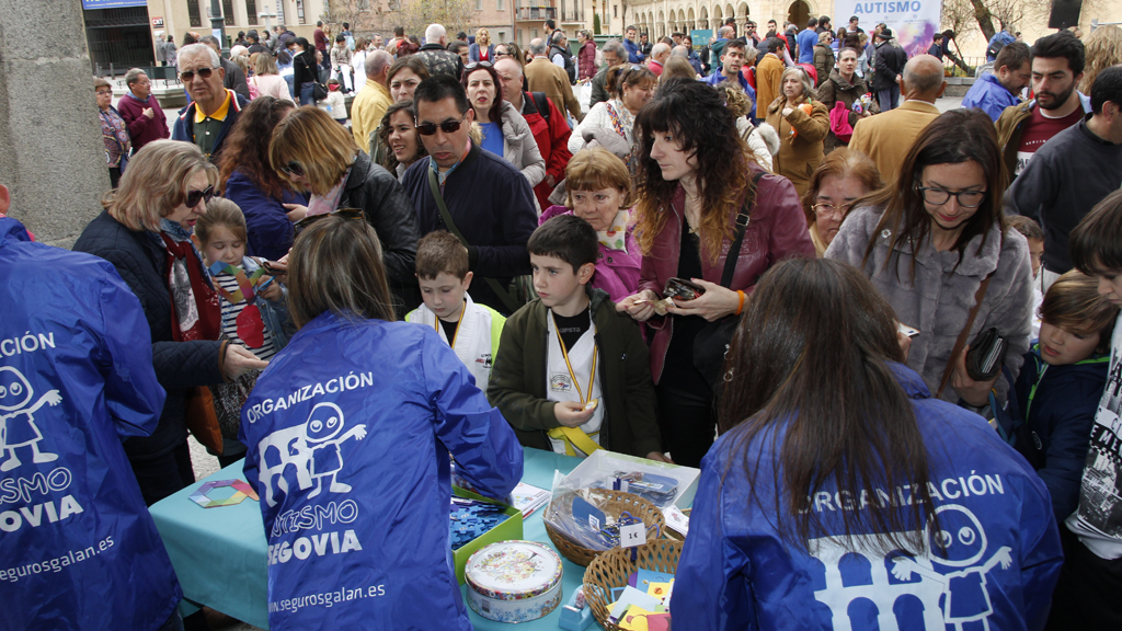 El programa de actividades organizado por Autismo Segovia en esta jornada solidaria fue seguido por decenas de ciudadanos de todas las edades. / Nerea Llorente