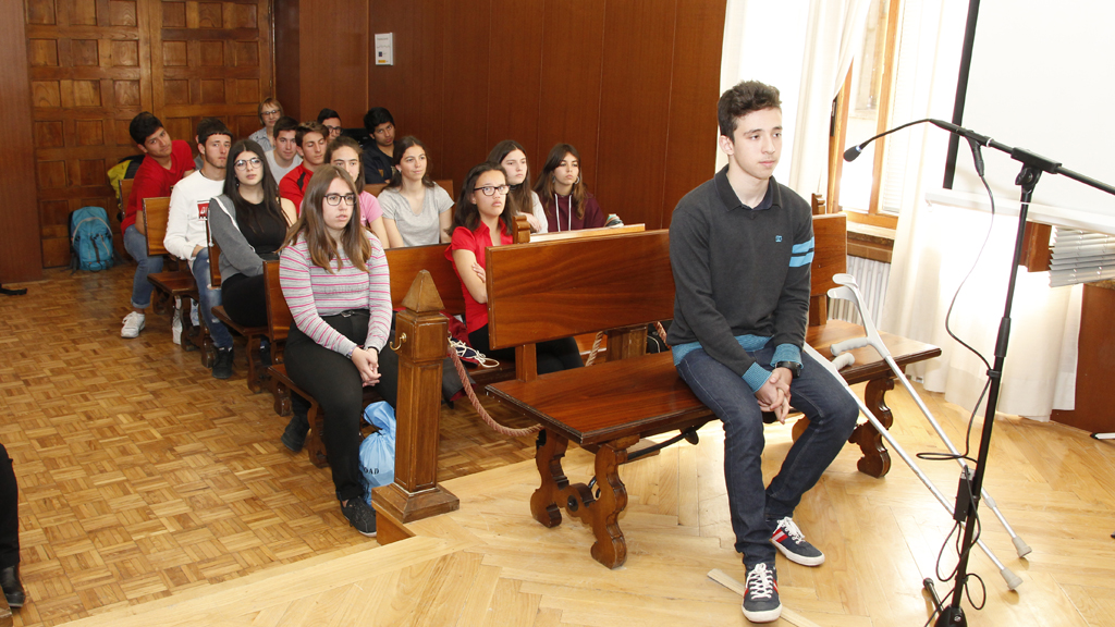 Esta imagen del juicio simulado que se ha celebrado en la Sala de Vistas del Palacio de Justicia recoge el momento de la declaración de la víctima. / Nerea Llorente
