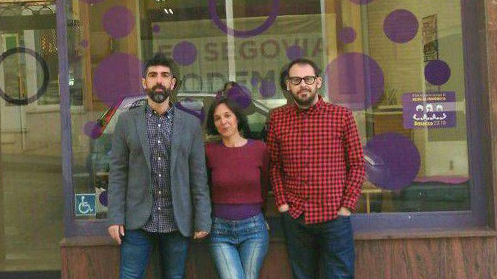 Podemos Segovia apuesta por potenciar el pequeño comercio de la ciudad 1 Integrantes de Podemos, ante su sede. / el adelantado