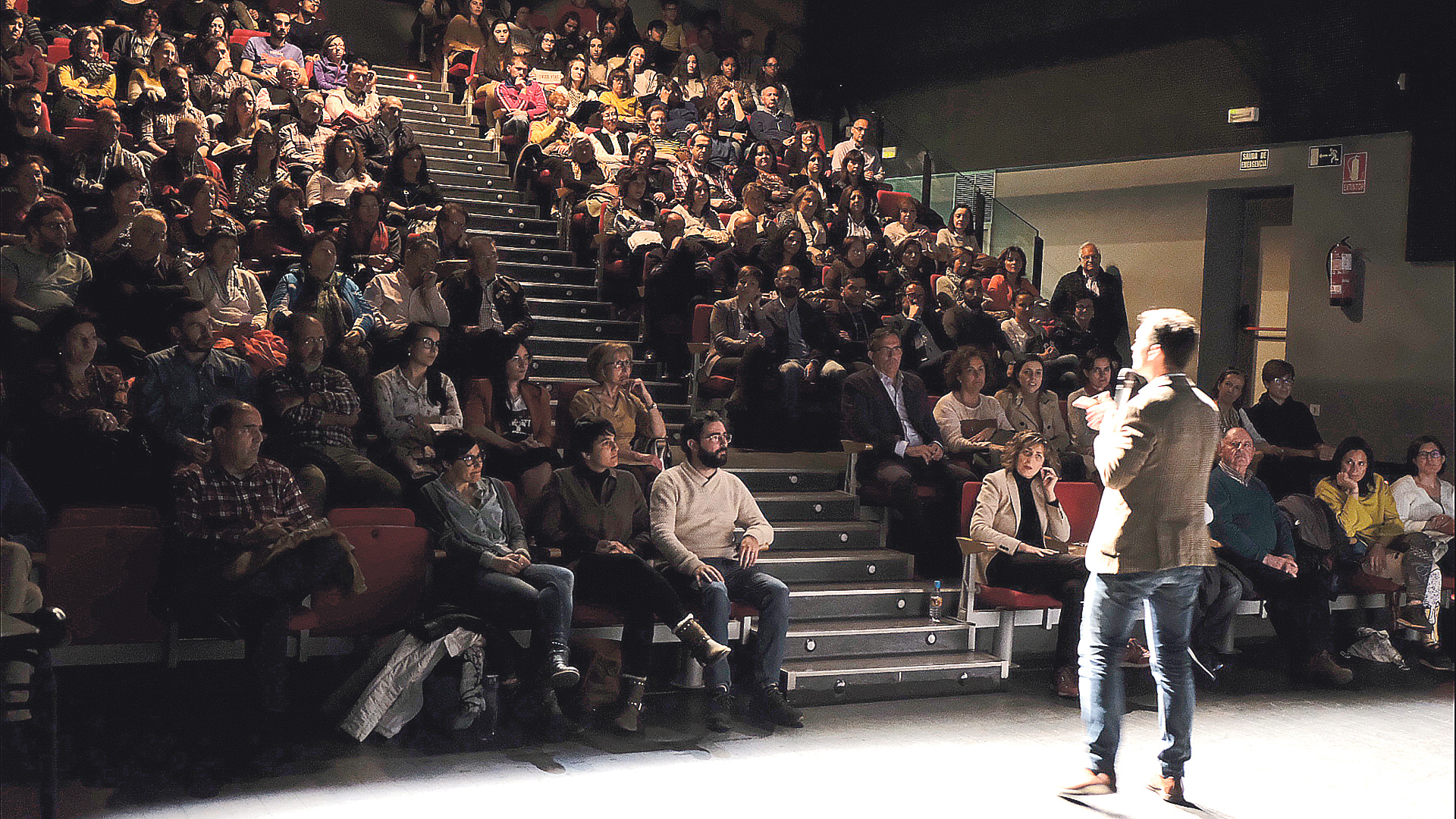 La Sala Julio Michel de La Cárcel se llenó para escuchar a Karim González. / Diego Gómez