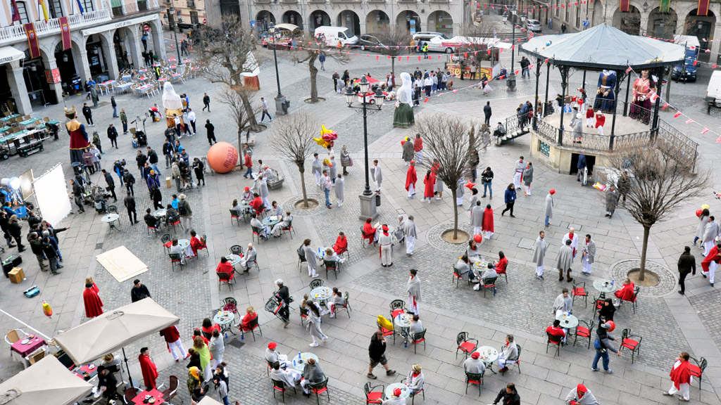 Aspecto de la Plaza Mayor de Segovia hoy por la mañana. /KAMARERO