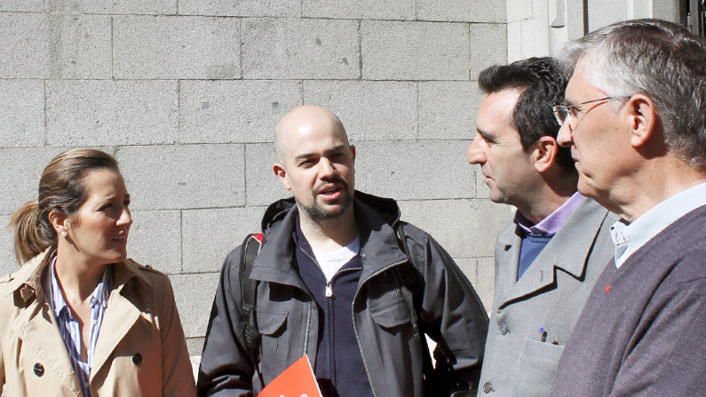 Los representantes de IU, ayer ante la sede de Bankia. / el adelantado