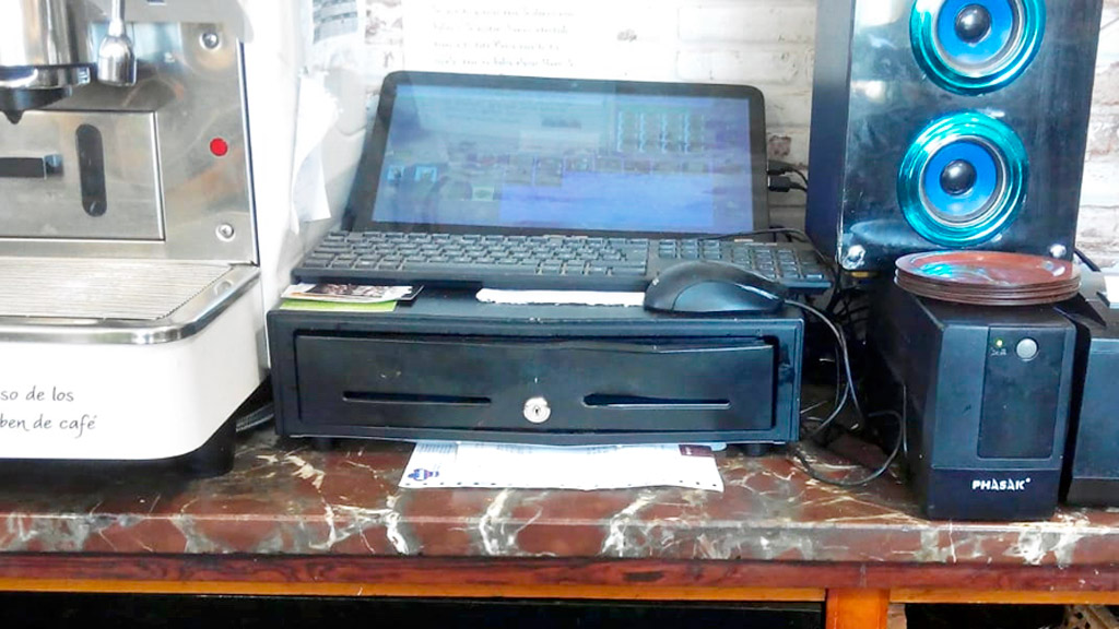 El autor o autores del robo intentaron sin éxito abrir el cajón de la máquina registradora. / E. A.