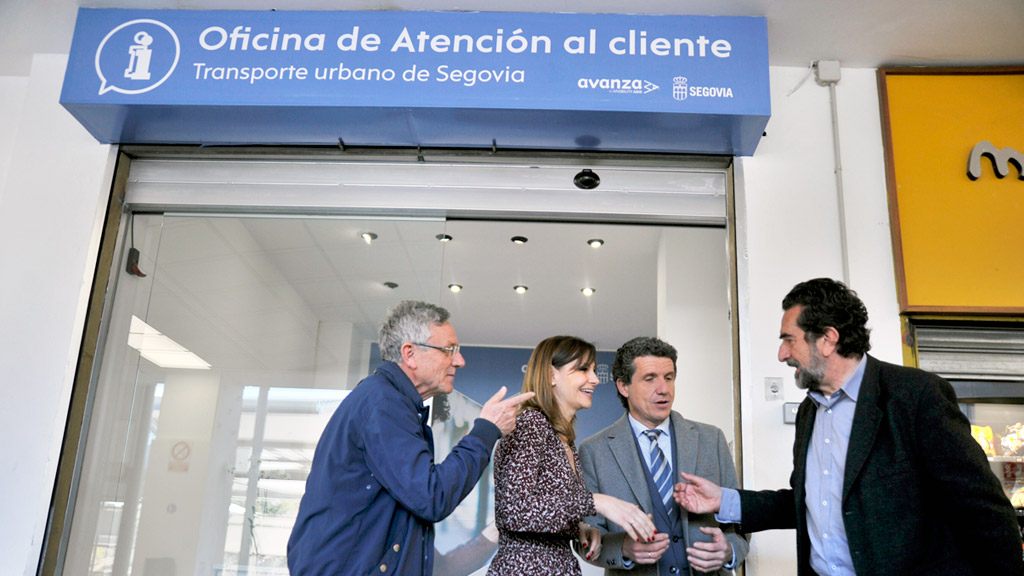 Ramón Muñoz-Torrero, Alicia Hernández, Andrés Torquemada y Juan Antonio Miranda en la puerta de la nueva oficina del cliente. / KAMARERO