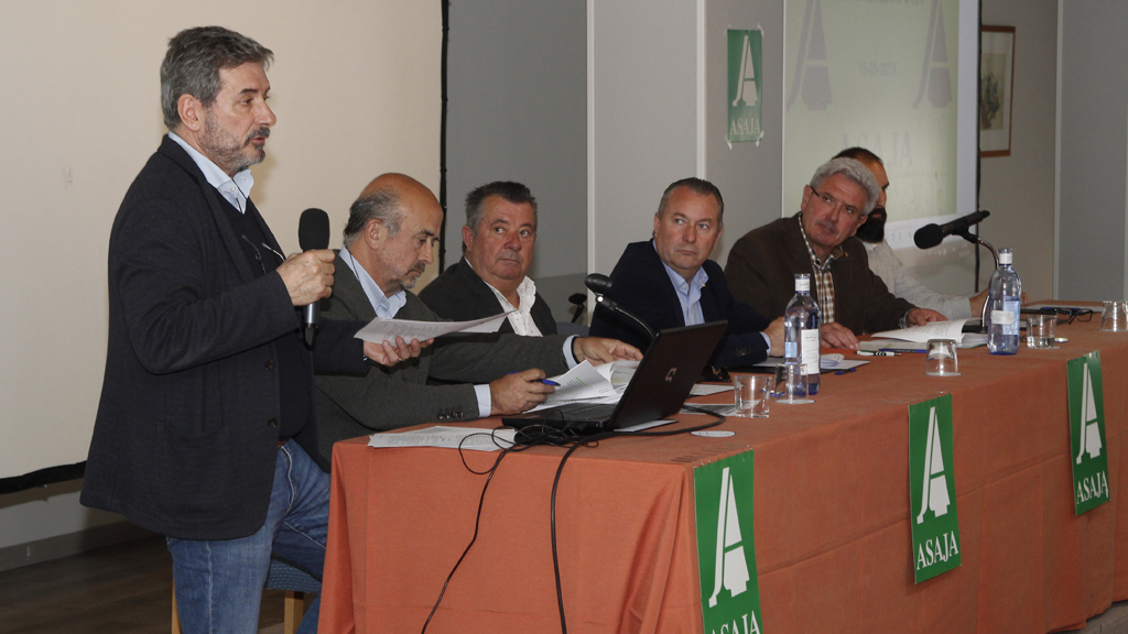 Mesa presidencial de la asamblea de Asaja, que contó con el presidente regional, Donaciano Dujo, en el centro. / n. llorente