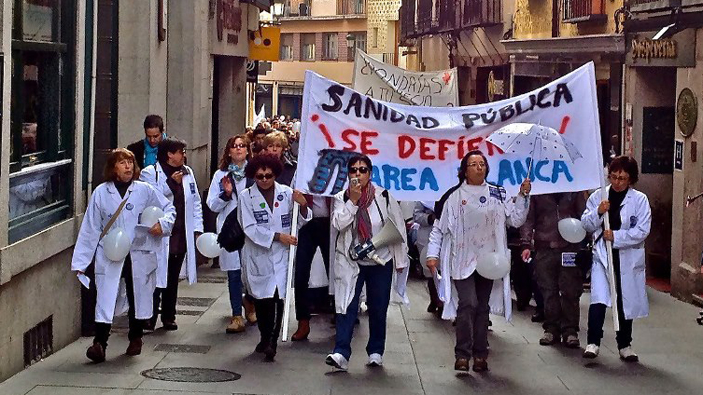 Manifestación por la calle Real de Segovia, convocada en defensa de la salidad pública por la MedsapSg. / e. a.