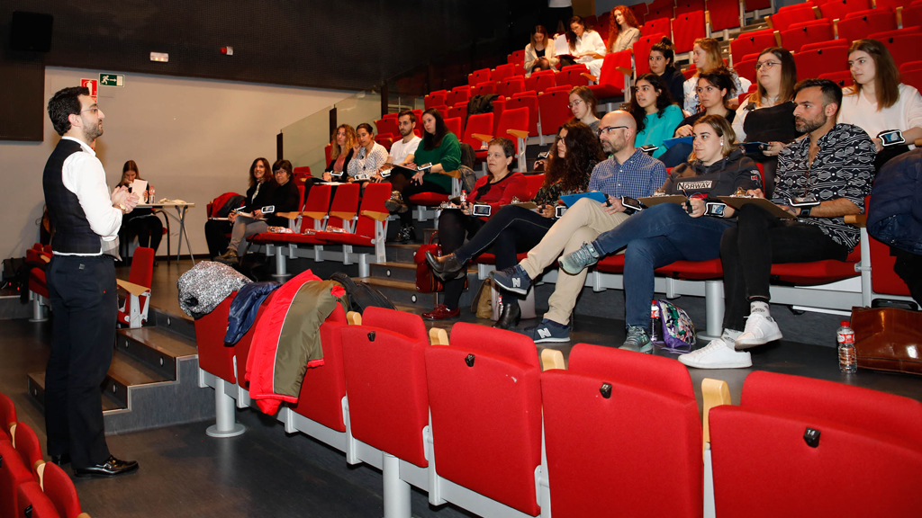 El jurado lleva un dispositivo para captar las reacciones a los anuncios. / A. MORALA