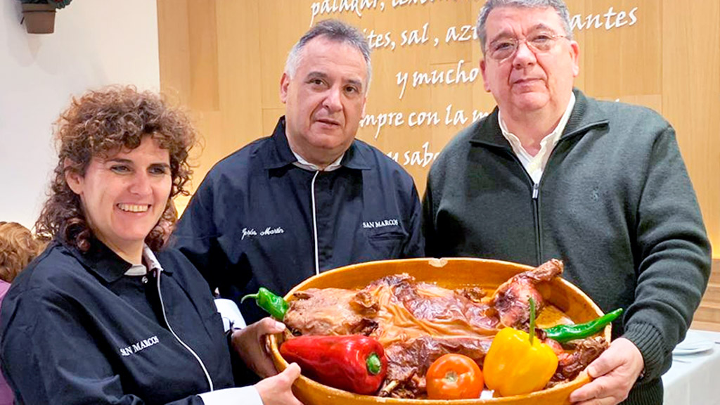 Jesús Martín, en el centro, con los responsables del restaurante malagueño./ E.A.