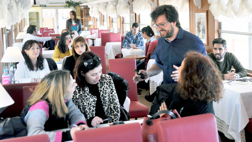 Ernesto San Frutos, realizando su taller en el restaurante La Postal el pasado jueves. / kamarero