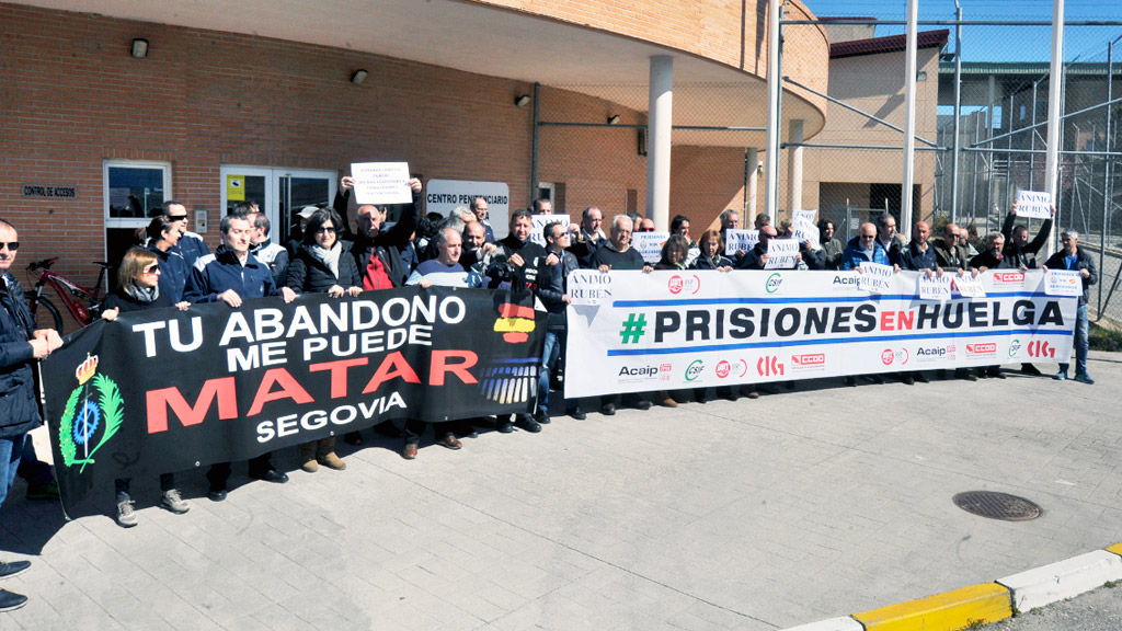 Los funcionarios se concentraron a las puertas del centro penitenciario de Perogordo. / kamarero