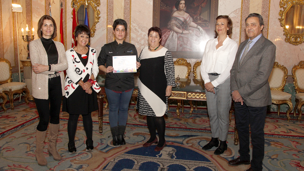 La nueva Joven Embajadora del Patrimonio Mundial, junto a la alcaldesa y otros representantes de Saborea Segovia. / Nerea Llorente