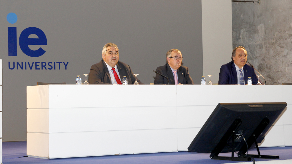 José Miguel Gil Sanz, Javier López Escobar, y Luis Alberto Calvo, ayer inaugurando las jornadas veterinarias taurinas. /N.LL.