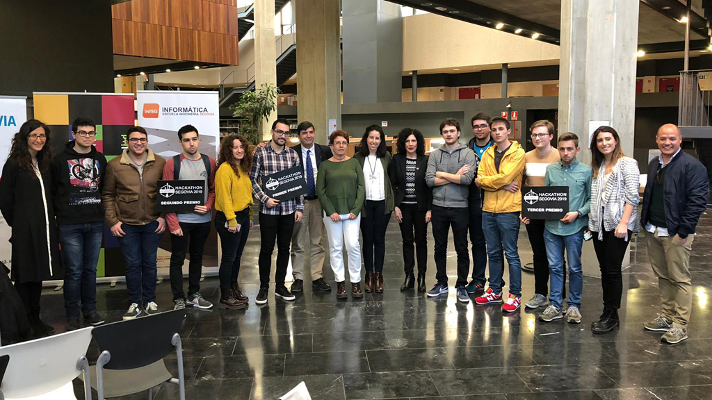Un cajón de aplicaciones para abuelos gana el primer HackerFest de Segovia 1 Los premiados, junto a representantes de las entidades organizadoras, esta semana en el Campus María Zambrano. / E. A.