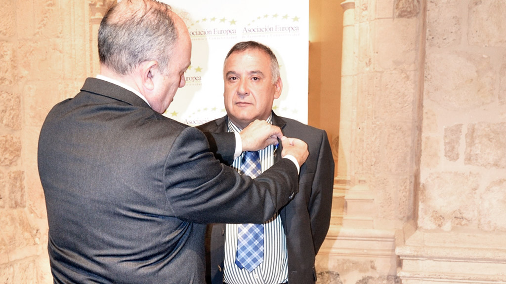 Jesús P. Martín Yagüe, director general de El Asador de Segovia, recibe la medalla europea al Mérito en el Trabajo. / E. A.